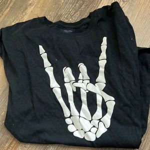 Skeleton rock on tee
